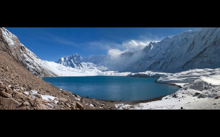 From the summit of the Tilicho Peak, climbers can take in the vast expanses of the Annapurna and Dhaulagiri massifs