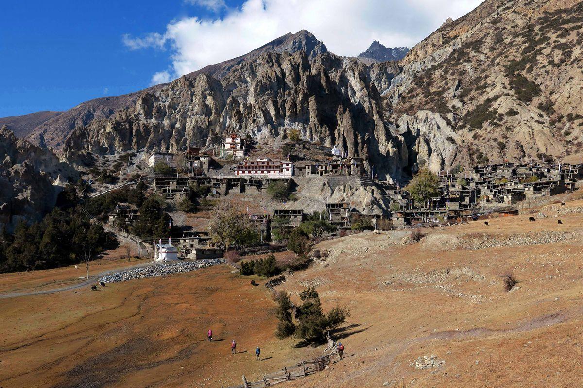 Annapurna Circuit Trek trail with Himalayan mountain views